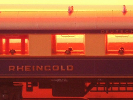 Der "Rheingold" ist in H0 ganze 1,54 m lang und wird gezogen von der BR 18